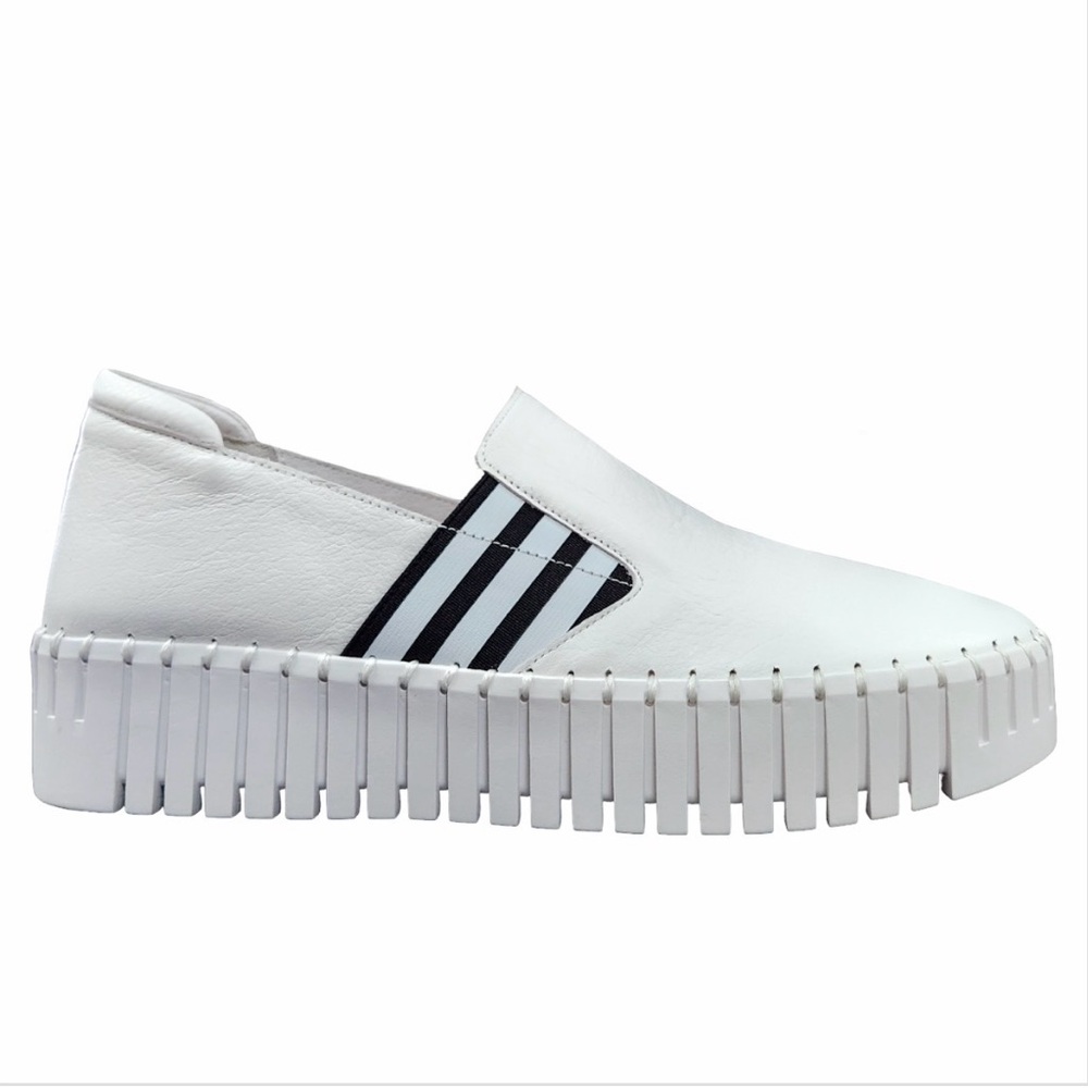 Django & Juliette Becca Leather Slip On Sneakers White Black Stripes Size 8 39